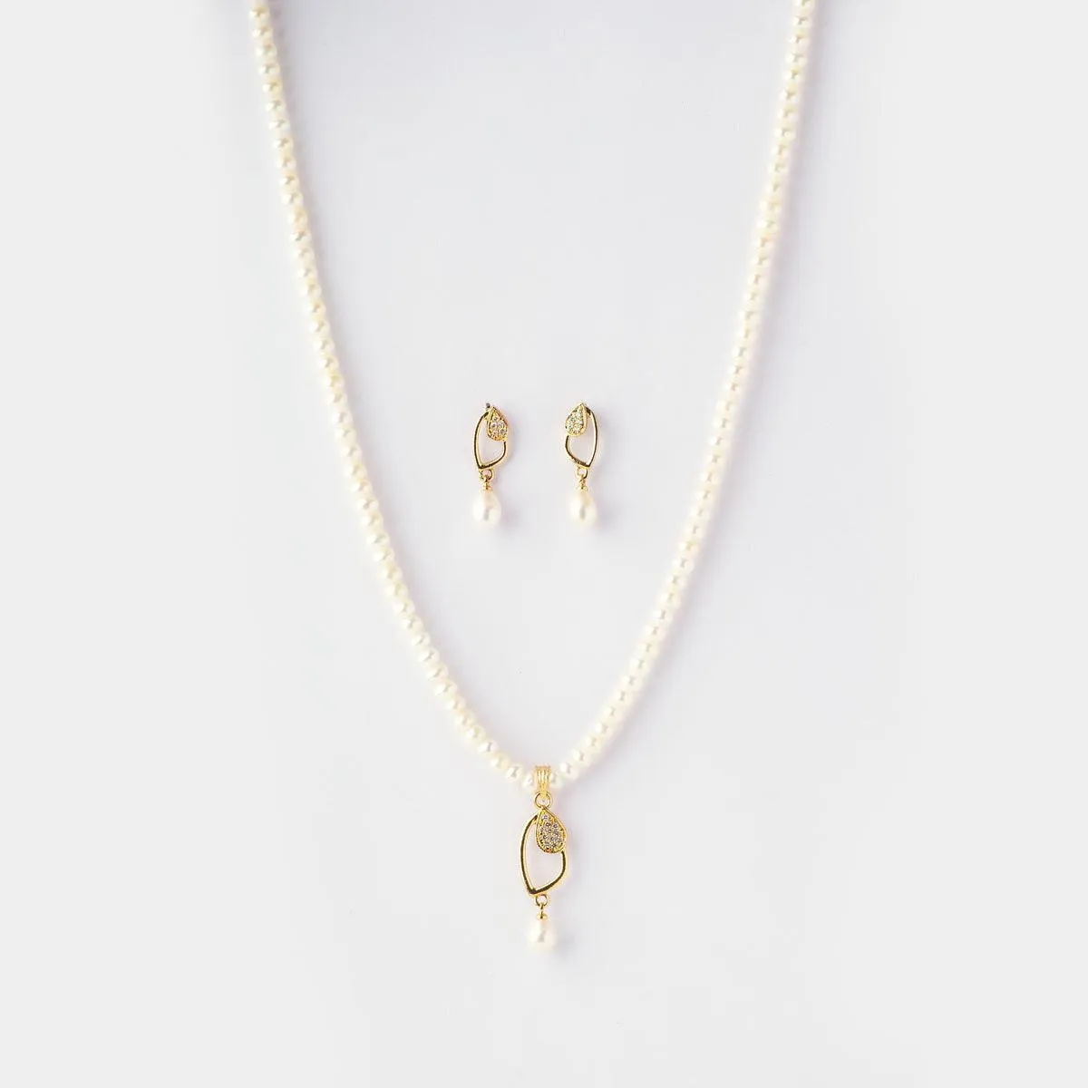 Elegant Pearl Necklace Set